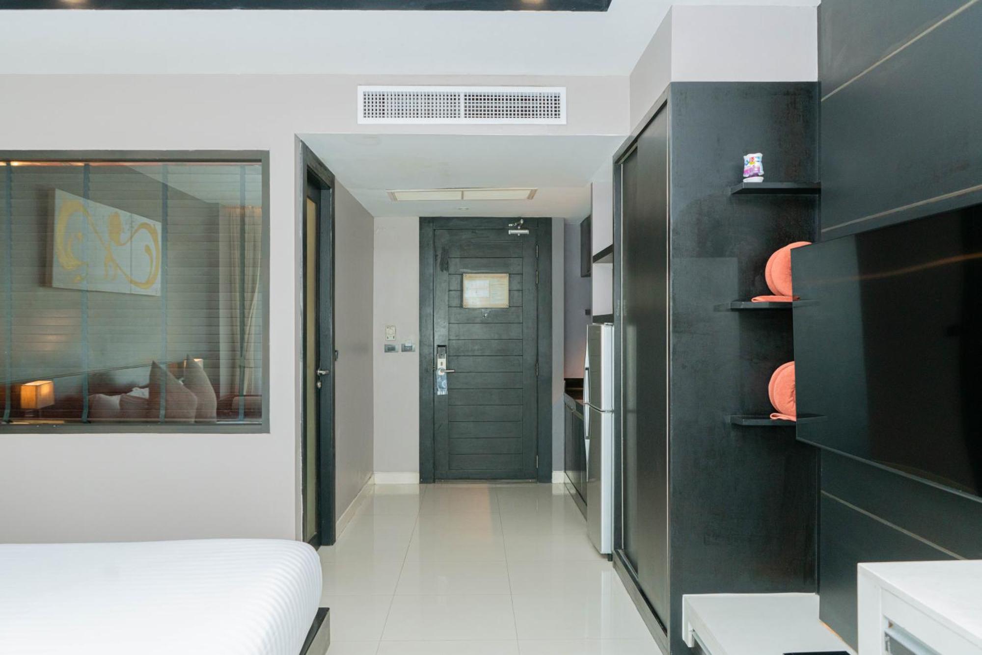 Beachfront 1 Bedroom Infinity Pool Phuket Patong