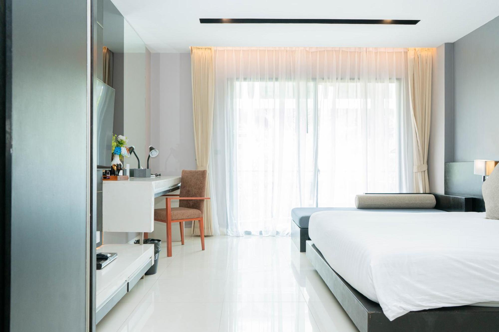 Beachfront 1 Bedroom Infinity Pool Phuket *