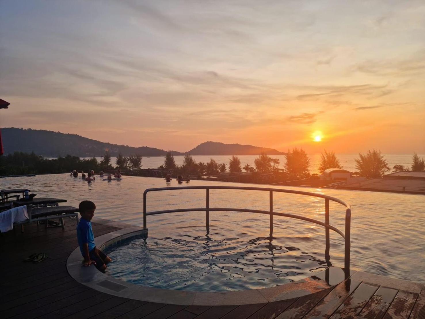 Beachfront 1 Bedroom Infinity Pool Phuket *
